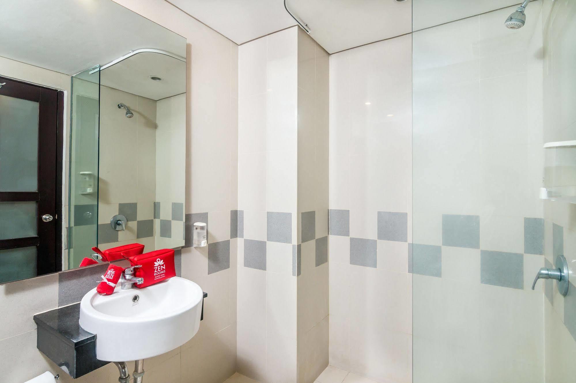 Zen Rooms Kuta Beach Poppies Lane Экстерьер фото