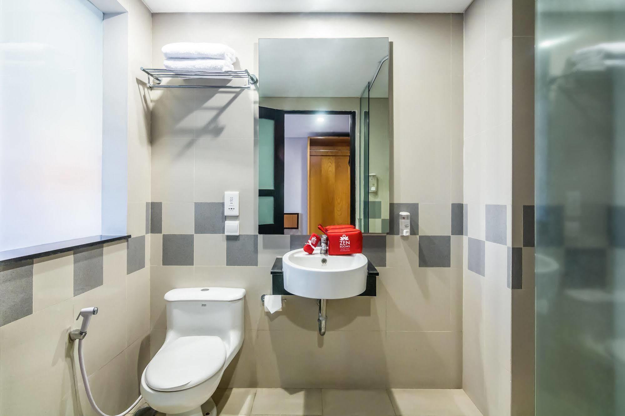 Zen Rooms Kuta Beach Poppies Lane Экстерьер фото